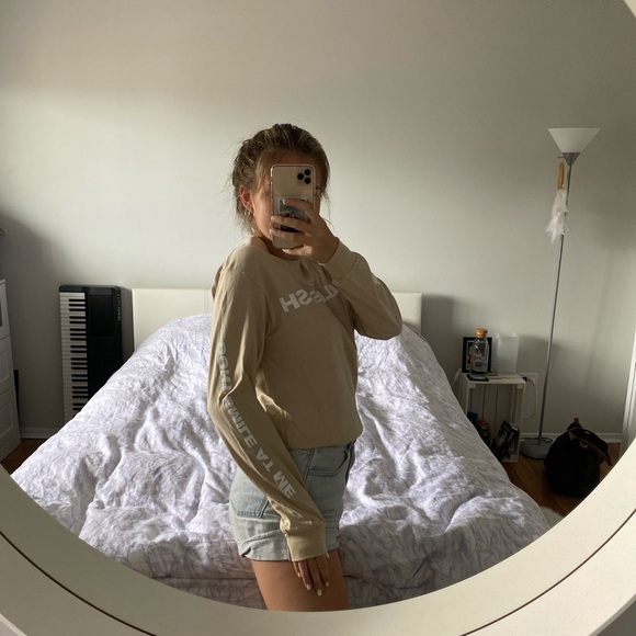 billie eillish tan shirt - Picture 2 of 4